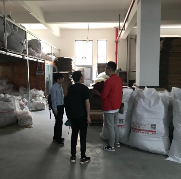 找懶人沙發(fā)廠家 吉利公司采購(gòu)和風(fēng)控負(fù)責(zé)人來(lái)尚都家居實(shí)地考察