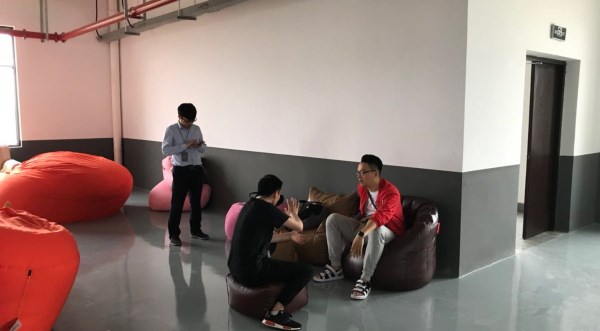 找懶人沙發(fā)廠家 吉利公司采購(gòu)和風(fēng)控負(fù)責(zé)人來(lái)尚都家居實(shí)地考察